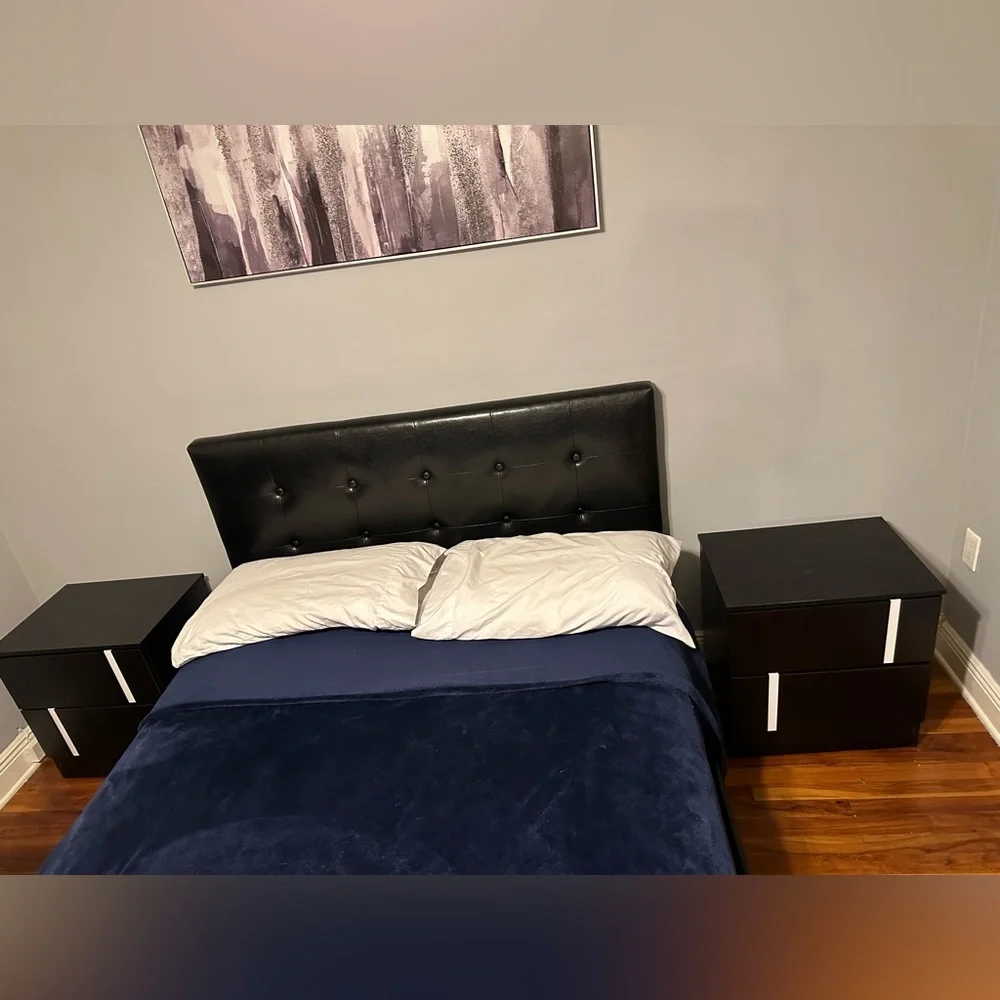 Es una cama casi nueva en buenas condiciones, viene con las dos mesitas de noche